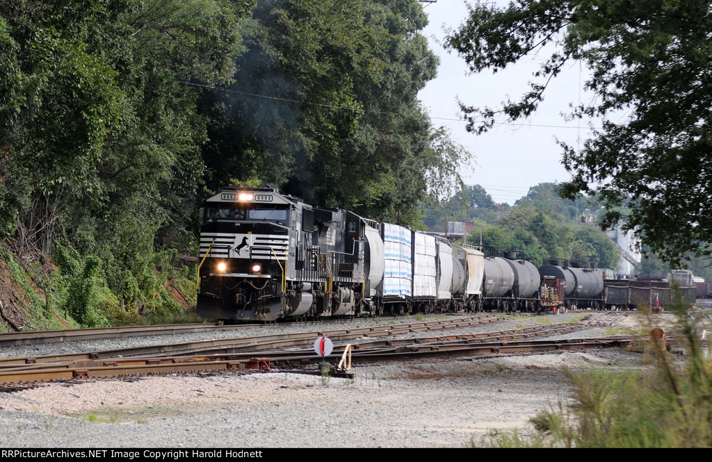 NS 6993 leads train E25 out of Glenwood Yard